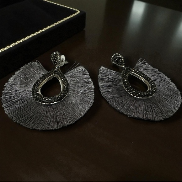 351 Uptown Fashion Haus | NWT Boho Gray Fringe Teardrop Earrings (size OS) - Picture 4 of 8